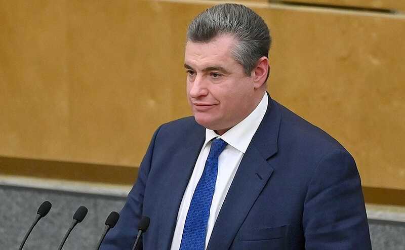 В социальных сетях появилось видео, на котором Леонид Слуцкий спит на ПМЭФ