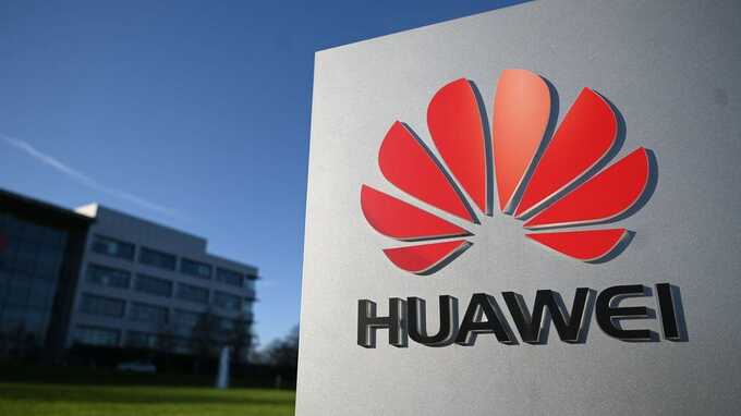 Huawei закрывает торговые точки в России, сообщил источник