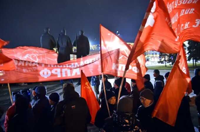 Коммунисты Новосибирска осудили войну на митинге в честь Октябрьской революции