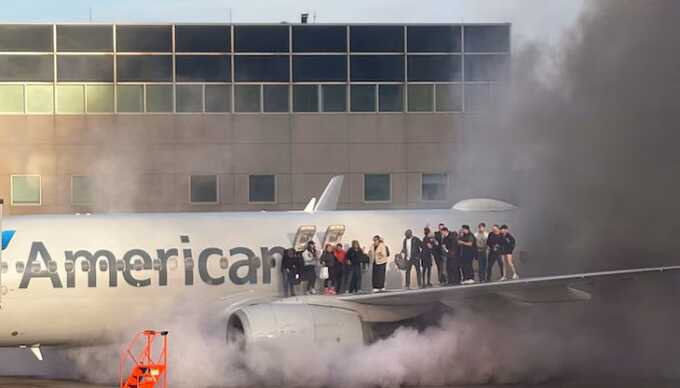 В аэропорту Денвера вспыхнул самолет авиакомпании American Airlines