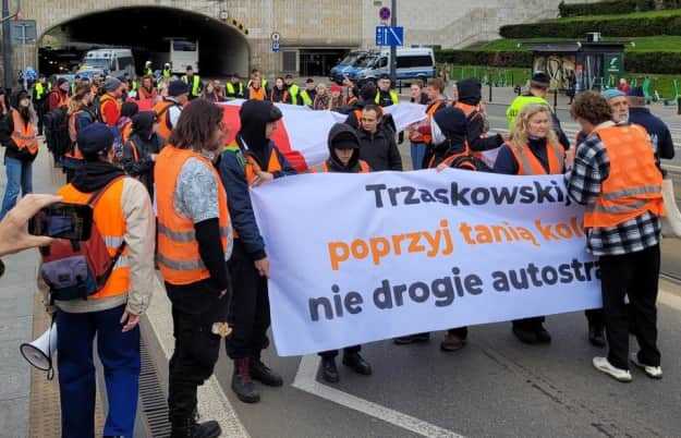 В Варшаве активисты «Последнего поколения» часами перекрывают дороги, приклеиваясь к асфальту с помощью «бетонного» клея