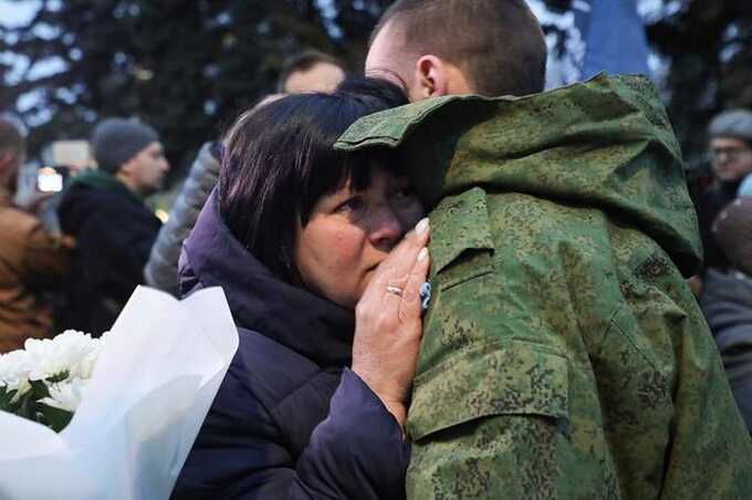Родные российских военных, вернувшихся из плена, получили сообщения с призывом не отправлять их обратно на войну