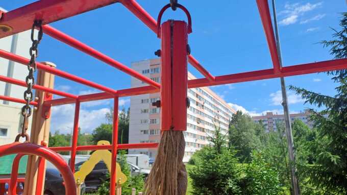 В Петербурге ребёнок получил травму на качелях — разрыв селезёнки