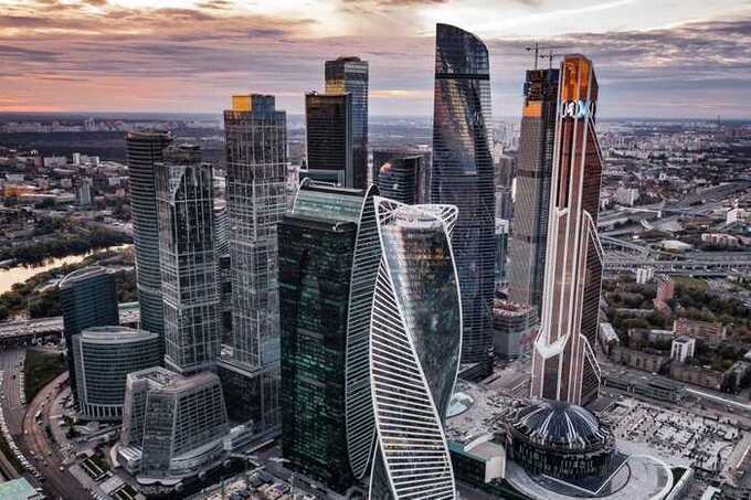 У курьера в "Москва-Сити" вырвали чемодан со 127 миллионами рублей