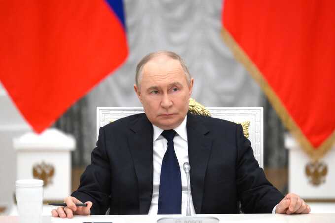 Владимир Путин призвал "защитить" россиян от западных сервисов, выступая с микрофоном Bosch
