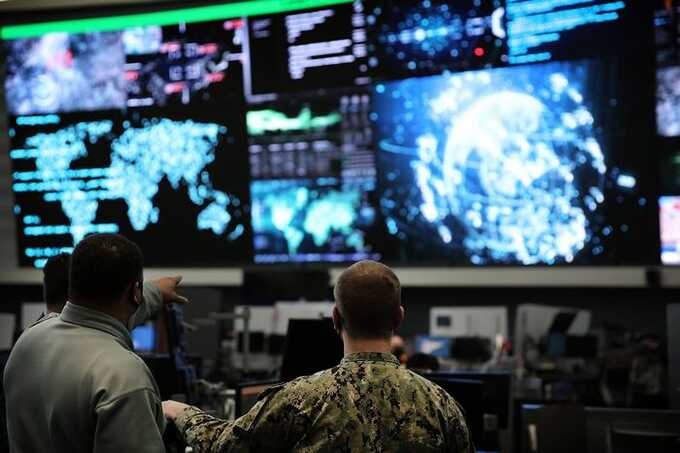 США рискуют потерять лидерство в сфере IT: таланты уезжают, финансирование науки сокращается, а въезд становится более сложным