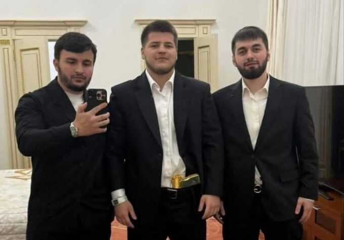 В сеть попали кадры, где Адам Кадыров стреляет в воздух из золотого пистолета на свадьбе