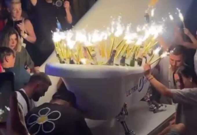 В Одессе на выступлении Верки Сердючки бассейн наполнили элитным шампанским