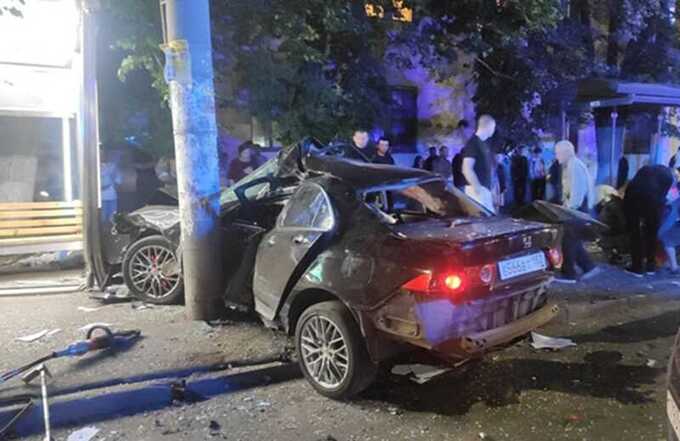 Автомобиль столкнулся с остановкой после аварии в Нижнем Новгороде
