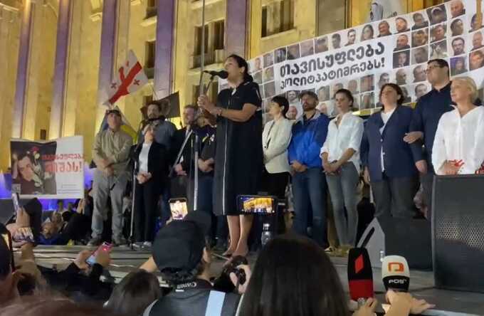 Оппозиция вывела тысячи людей на митинг в Тбилиси — выступила Зурабишвили