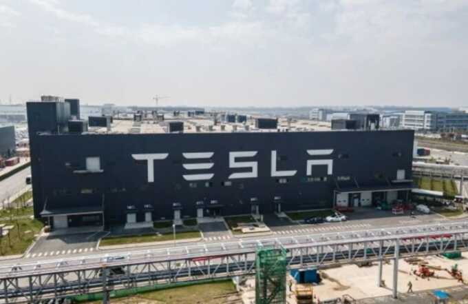 Акции Tesla снижаются из-за конфликта между Илоном Маском и Дональдом Трампом