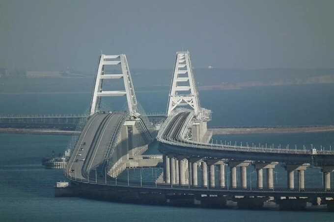 Движение по Крымскому мосту остановлено