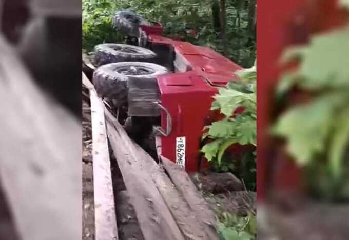 В Нижегородской области пожарная машина сорвалась с моста и упала в озеро
