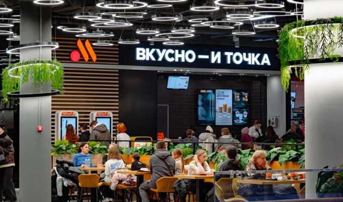 Работник «Вкусно — и точка» объяснил плевок угрозами со стороны клиентов