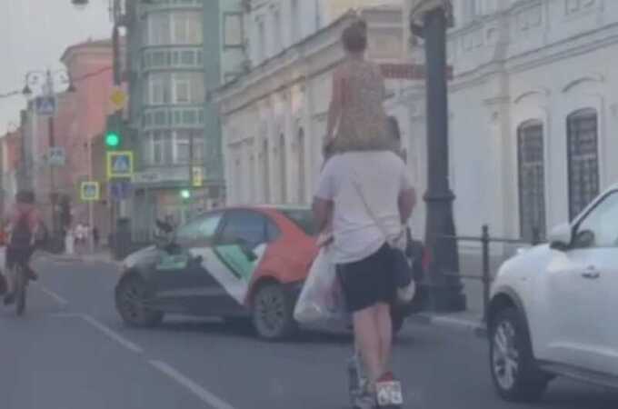 В Самаре разыскивают мужчину на самокате, который вёз девочку на плечах по проезжей части