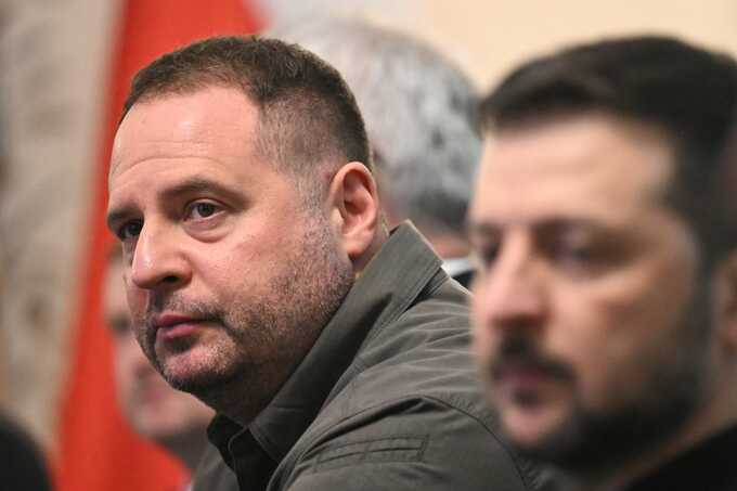 Зеленский и Ермак держат оружие под рукой на случай нападения — Financial Times