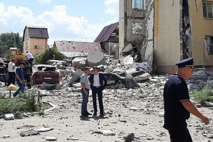 Спасатели обнаружили тело ребенка под обломками после взрыва дома в Саратове