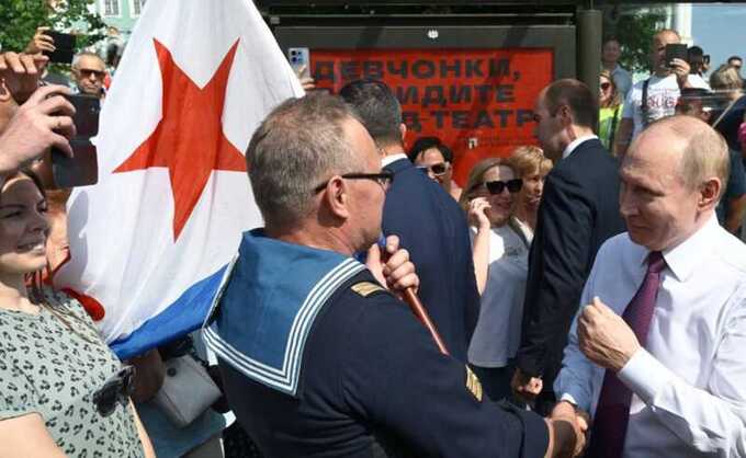 В первый раз за год Путин появился на публике и был награждён медалью лично Патрушевым