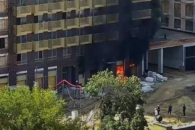 Пожар отрезал 15 рабочих на верхних этажах возводимого жилого комплекса в Москве