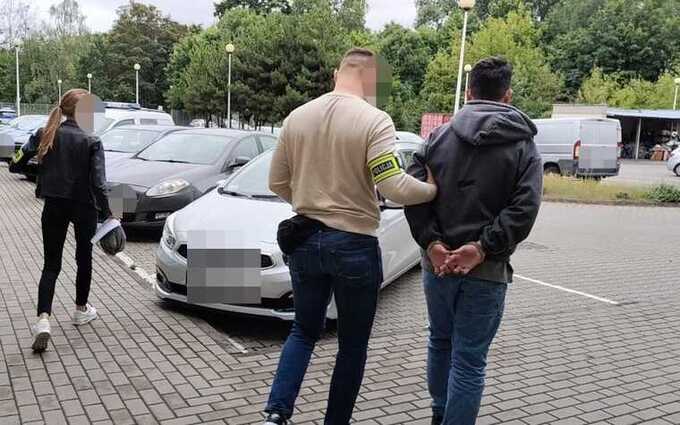 Сотрудники полиции в Вавере арестовали аферистов, которые представлялись банковскими работниками