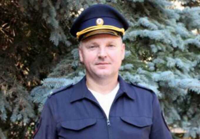 Офицер из Брянска избивает подчинённого прямо на рабочем месте