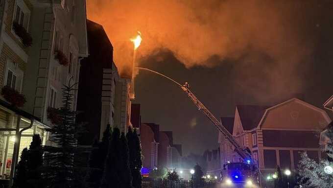 Возле Москвы таунхаус загорелся после попадания молнии