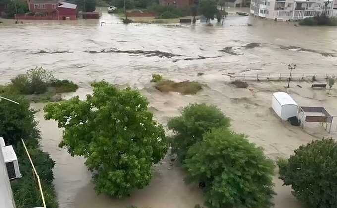 Затопление в Краснодарском крае привело к остановке движения и нанесло ущерб инфраструктуре